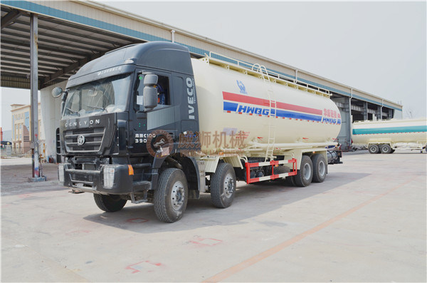 Iveco Hongyan 8*4 Chassis Tank Truck for Export to Africa Images 1