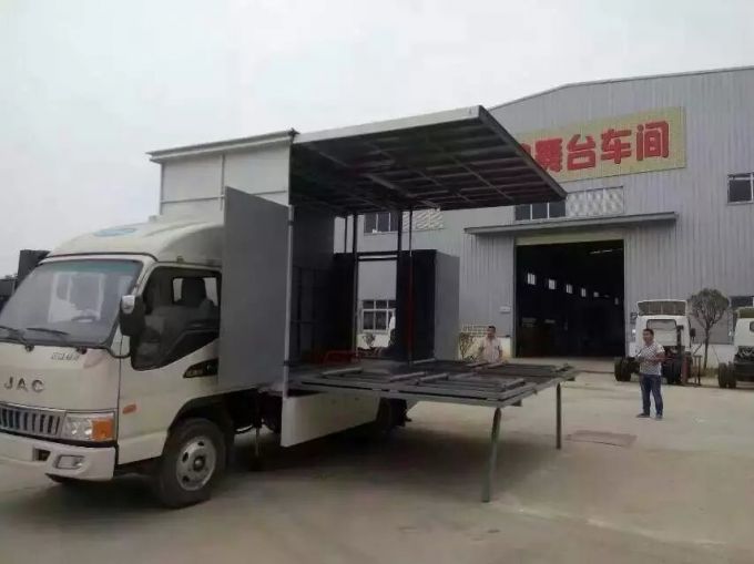 HOWO LED Displaying Adverting Truck Multimedia Truck with Stage 