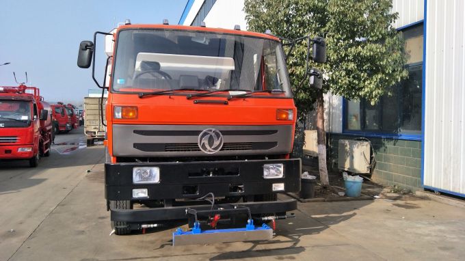 7 Cbm Dustbin and 3.5 Cbm Dongfeng 4X2 Road Sweeping 1800 to 1950 Gallons Street Sweeper Truck Stree 
