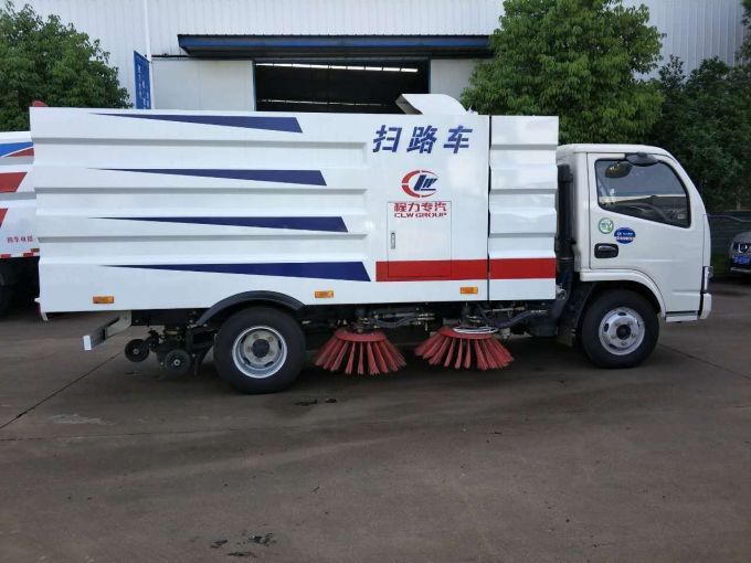 7500L Dongfeng Sweeper Truck Cleaning The Street for Sale 