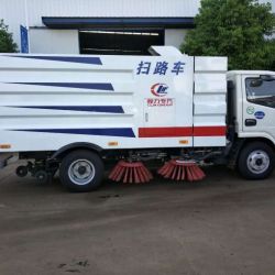 7500L Dongfeng Sweeper Truck Cleaning The Street for Sale