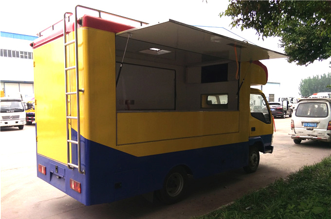 Dongfeng Fast Food Cooking and Sale Truck 5t Mobile Snack Truck Fast Food Mobile Kitchen 