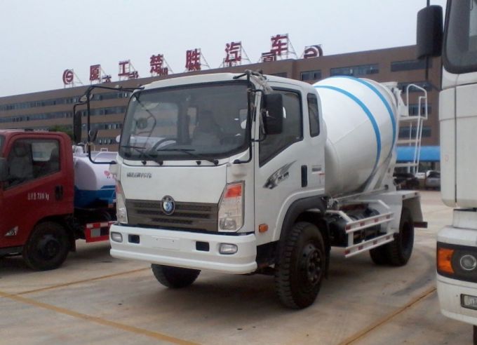 The Sinotruck 4cbm 4X2 Concrete Mixer Truck 