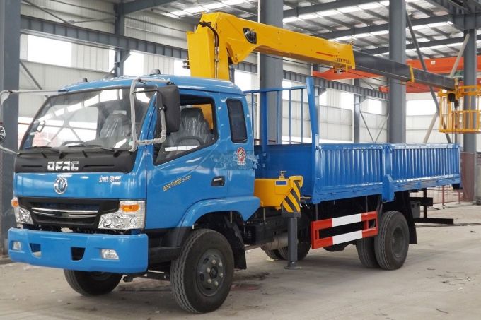 Dongfeng 4X2 4 Tons Lorry Load Truck Mounted with Crane for Sale 