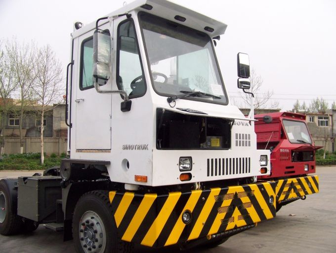 Sinotruk 4X2 Rhd Terminal Prime Mover Images 1