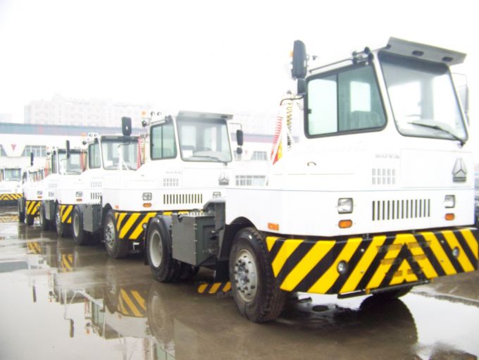 Sinotruk 4X2 LHD Terminal Tractor Truck Images 1