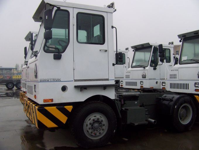 Sinotruk 4X2 Rhd Terminal Truck Images 1