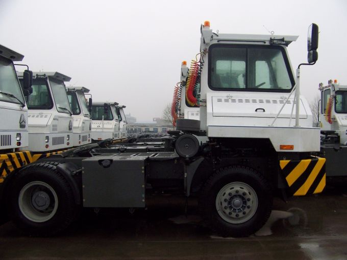 Sinotruk 4X2 LHD Terminal Prime Mover Images 1