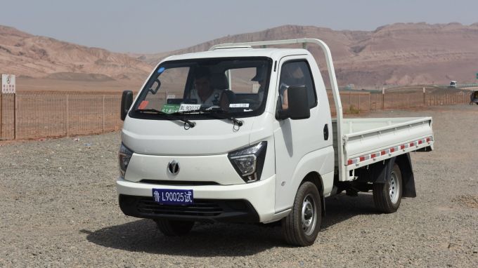 Chinese Diesel Waw Cargo 2WD New Truck for Sale Images 1