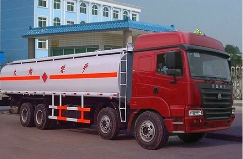 371HP Sinotruk 8X4 Fuel Tanker Truck, Oil Tanker Truck Images 1
