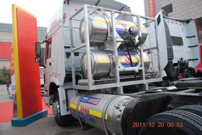 Sinotruk HOWO 6x4 CNG Tractor Truck (345HP) Images 1