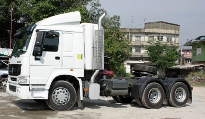 Thailand 6x4 HOWO CNG Tractor Truck (ZZ4257N3847C1CB) Images 1