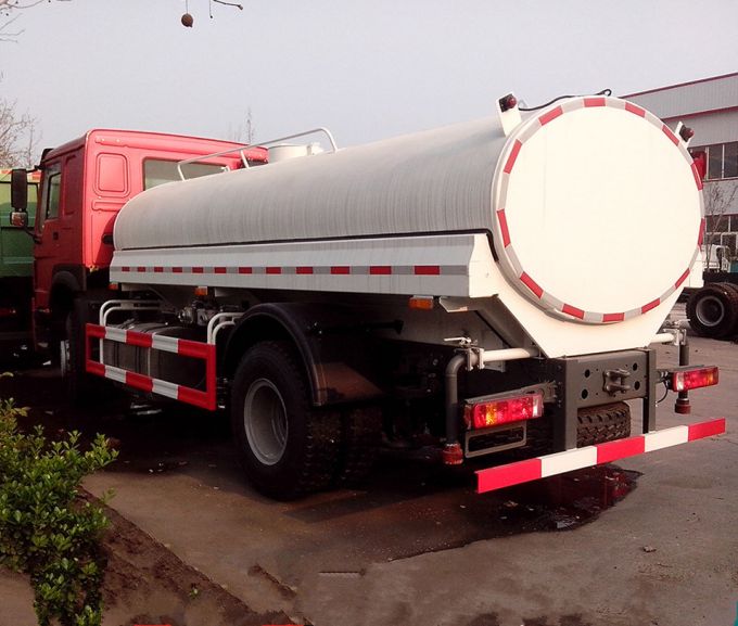 Sinotruk Sprinkler Truck HOWO 4X2 Water Truck with 10 Cubic Tanker 