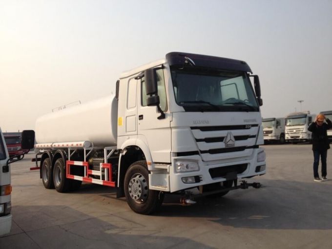 30m3 Sinotruk HOWO 8X4 Oil Fuel Tank Truck Images 1