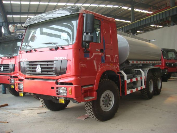 Sinotruk HOWO Water Oil Tanker Tank Truck Fuel Tank Truck Images 1