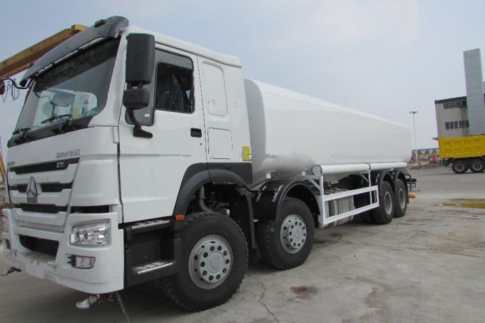 Sinotruk HOWO 8X4 32 M3 Water Tanker Truck Hot Sales Images 1
