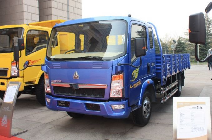 King Cabin 95HP Euro-2 Load 3 Ton HOWO Light Truck Images 1