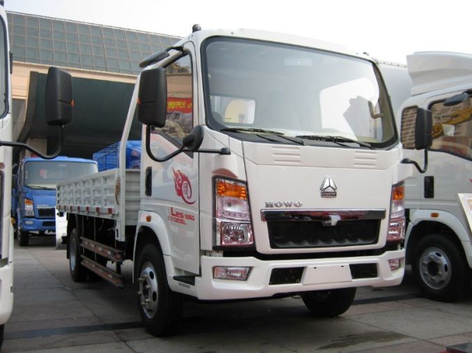 Single Cabin 95HP Euro-2 Load 3 Ton HOWO Light Truck Images 1