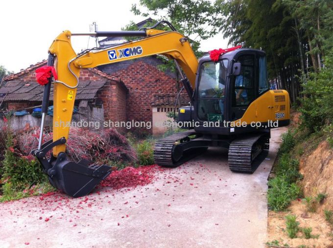 China Micro 0.3m3 Excavator 8ton Mini Excavator Images 1