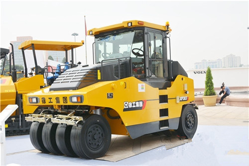 16 Ton XP163 Pneumatic Roller Images 1