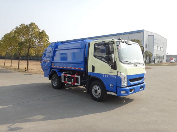 5T Compression Rear Loading Garbage Truck Images 1