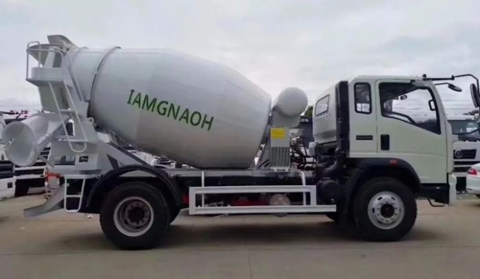 HOWO 4X2 LHD 5M3 130hp concrete mixer truck 